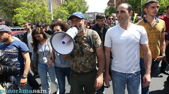 Никол Пашинян и митингующие пытаются сорвать первое заседание правительства Армении под председательством Сержа Саргсяна