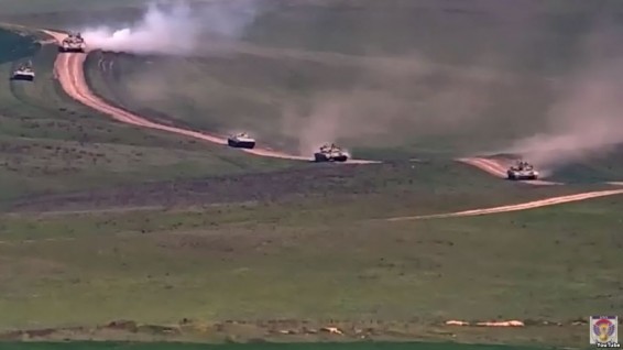 VIDEO: Минобороны Арцаха опубликовало видео о скоплениях живой силы и военной техники ВС Азербайджана на передовой
