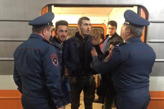 Митингующие заблокировали движение поездов метро на ряде станций в Ереване