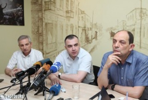 Երեք սահմանադրություններն էլ պարտադրվել են քաղաքացիներին. բանավեճ