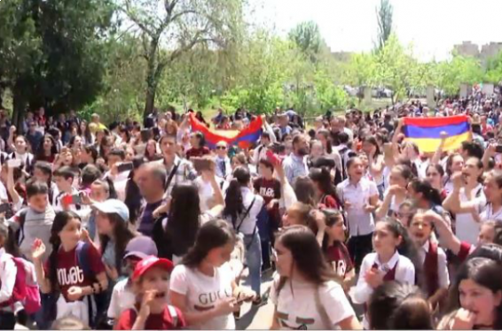 Թիվ 11 դպրոցի աշակերտները պահանջում են տնօրենի հրաժարականը. Երևանի ավագանու «ԵԼՔ» խմբակցությունն այս պահանջը ներկայացնելու է քաղաքապետին