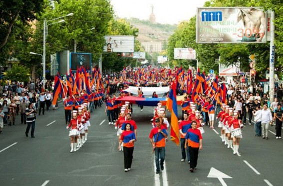 Live.  Տոնական քայլերթ՝ նվիրված Հայաստանի պետական խորհրդանշանների օրվան