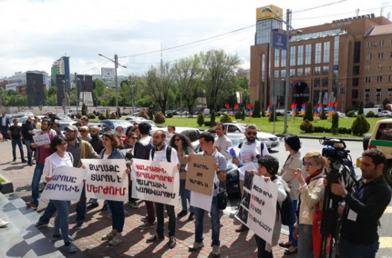 Բողոքի ակցիա քաղաքապետարանի դիմաց. մի խումբ քաղաքացիներ պահանջում են Տ. Մարգարյանի հրաժարականը և ավագանու արձակումը