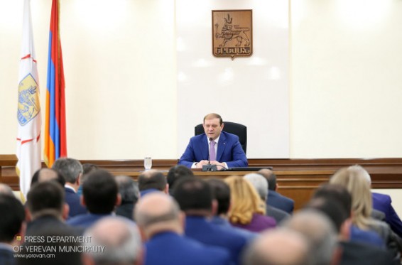 Շարունակվում են բազմաբնակարան շենքերի  տանիքների նորոգման ու ներկման, մուտքերի նորոգման, բակային տարածքների բարեկարգման և հիմնանորոգման աշխատանքները