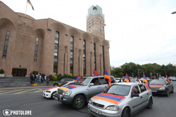 Բողոքի ակցիա՝ Երևանի քաղաքապետարանի մոտ. պահանջում են Տարոն Մարգարյանի հրաժարականը
