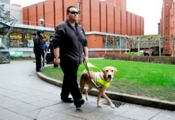 Մեծ Բրիտանիայում տաքսու վարորդը կրոնի պատճառով հրաժարվել է սպասարկել կույր մարդուն ու նրա շանը