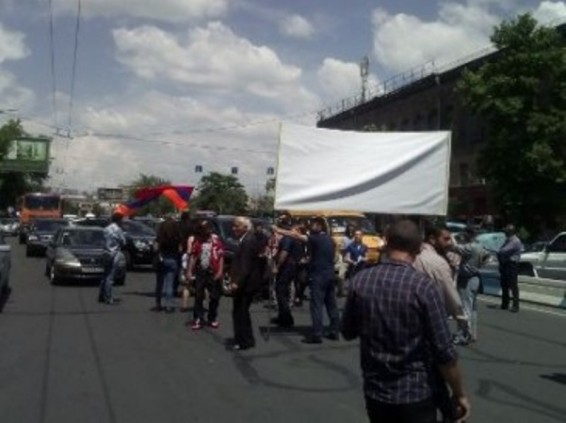 Photo. «Սասնա ծռերի» աջակիցները միակողմանի փակել են Արշակունյաց պողոտան