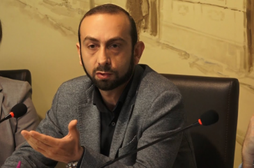 Զինկոմիսարիատների օպտիմալացման դեմ բողոքող քաղաքացիներին ընդունել է առաջին փոխվարչապետը.tert.am