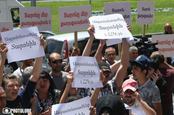 Ակցիաները չեն դադարելու, մինչև Տարոն Մարգարյանը հրաժարական չտա. քաղաքացիները երթով Կառավարությունից շարժվեցին դեպի քաղաքապետարան