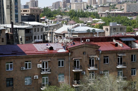 Ընթացքում է մետաղյա տանիքների միագույն ներկման փորձնական ծրագիրը. Երևանի քաղաքապետարան
