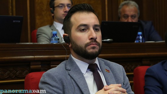 Айк Конджорян ответил на вопрос о возможности подписания коалиционного меморандума между фракциями «Елк» и «Царукян»
