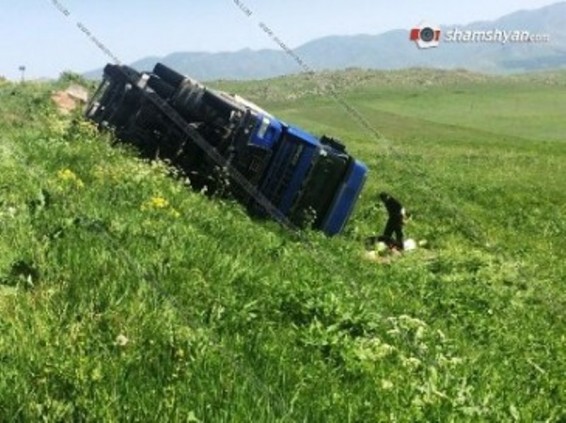 Արագածոտնում 30-ամյա վարորդը ապակե տարաներով բարձված բեռնատարով շրջվել է