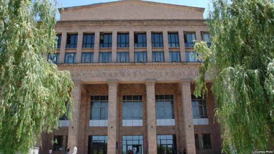 ԵՊՀ ռեկտորը հանդիպեց բողոքավոր ուսանողների հետ