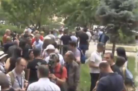 Ժիրայր Սեֆիլյանի և մյուսների գործով դատական նիստը հետաձգվեց. աջակիցները սկսել են բողոքի ակցիա