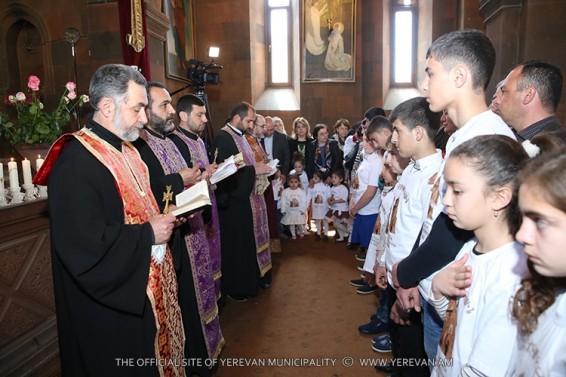 23 երեխա՝ Երևանից և Ստեփանակերտից, մկրտվել է
