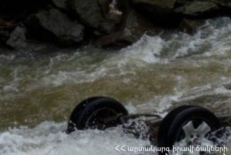 Երևան-Մեղրի ավտոճանապարհին մեքենան գլորվել է գետը. տուժել են Հունգարիայի քաղաքացիներ