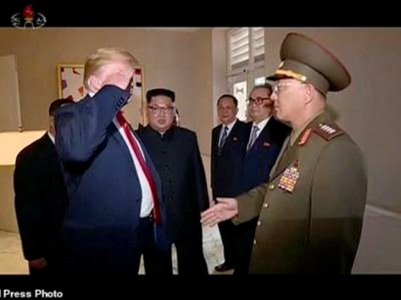 Белый дом вступился за президента Дональда Трампа, отдавшего честь северокорейскому генералу