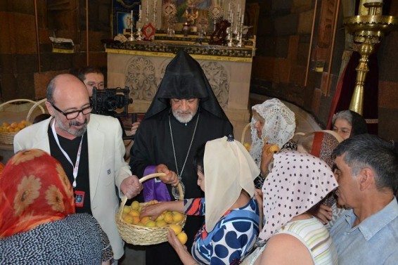 Photo. Նավասարդ Սրբազանն օրհնեց ծիրանն ու բարի ընթացք մաղթեց «Ոսկե ծիրան» փառատոնին