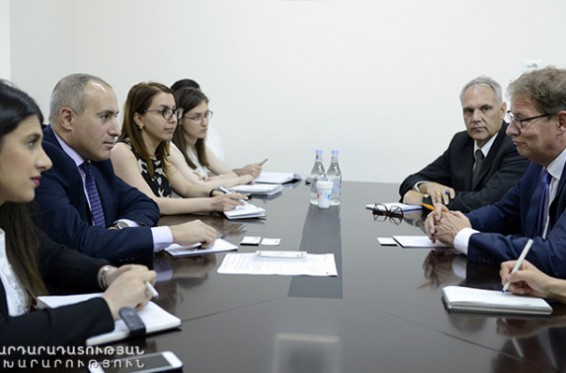 Սուրեն Քրմոյանն ընդունել է Գերմանիայի Բունդեսթագի պետիցիայի հարցերով հանձնաժողովի նախագահ Գեռո Շտոռյոհանին