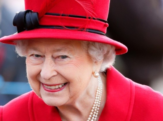 Էլիզաբեթ 2-րդը սպասք լվացող է փնտրում