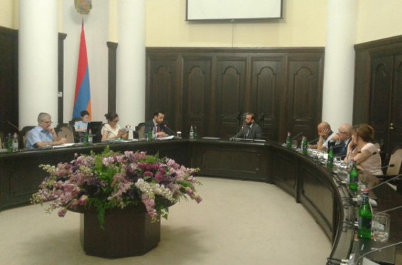 Օգնողը պարտադիր լինի տվյալ տեղամասում գրանցված անձ, ընտրատեղամասերը թեքահարթակներ ունենան. քննարկում ԸՕ բարեփոխումների հանձնաժողովում