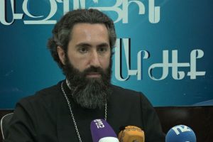Կորյուն աբեղա Առաքելյանին կարգալույծ անելու հարցը քննվում է. Տեր Ասողիկ քահանա Կարապետյան