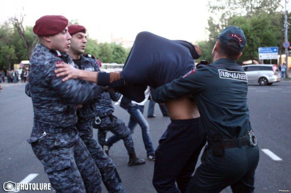 Photo. Այ այսպես են թուրք-ասկյարները Երևանի կենտրոնում իրականացնում Հայաստանի քաղաքացու խոշտանգումը