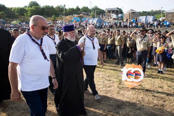 PHOTO: Ամենայն Հայոց Կաթողիկոսը մասնակցեց ՀՄԸՄ  համահայկական 11-րդ բանակումի փակման արարողությանը