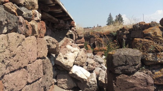 Փլուզվել Է հուշարձանի պատը