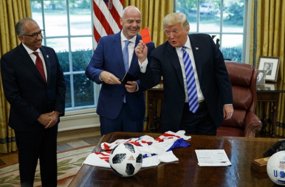 Թրամփը Սպիտակ տանը FIFA-ի նախագահի հետ հանդիպմանը կարմիր քարտ է ցույց տվել լրագրողներին