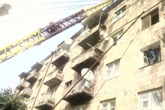 Երևանում քամին պոկել է անձրևատար խողովակը