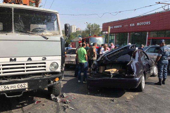 Ավտովթար Ռուբինյանց փողոցում․ կին վարորդը հոսպիտալացվել է