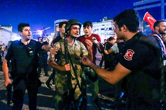Турция просит вернуть восьмерых военных, обратившихся за убежищем в Греции