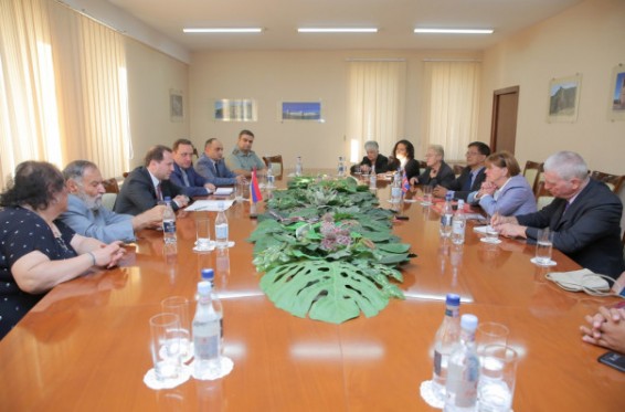 ՀՀ պաշտպանության նախարարը Քերոլայն Քոքսին ներկայացրել է շփման գծում տիրող իրավիճակը