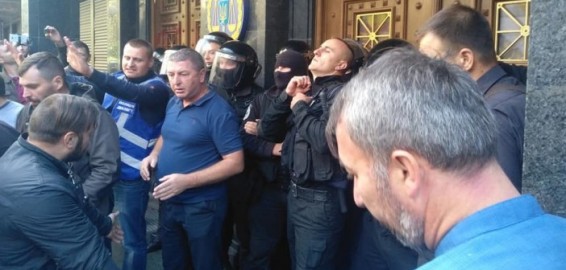 С14 бьют стекла в здании ГПУ