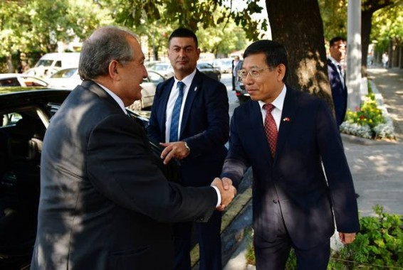 Արմեն Սարգսյանն այցելել է ՀՀ-ում Չինաստանի դեսպանություն