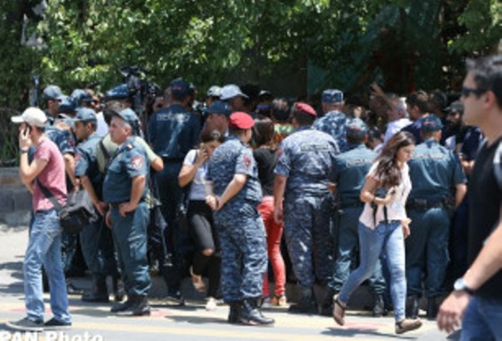 Զինված խումբը դեռ շարունակում է անազատության մեջ պահել ոստիկանության մի քանի ծառայողների. ԱԱԾ հայտարարությունը