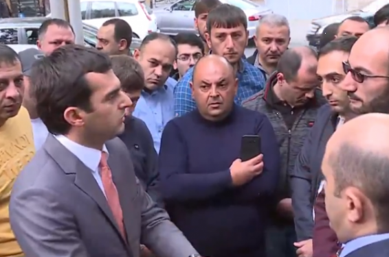 Ձեր հարցը լուծողը ես չեմ, օրենքն արգելում է աջ ղեկով մեքենաների ներկրումը. Հ. Արշակյանը՝ ցուցարարներին