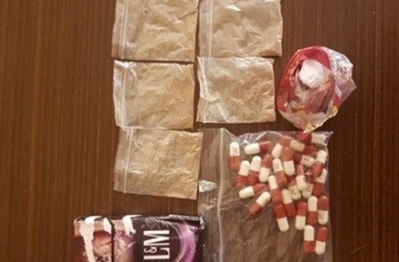 «Արթիկ» ՔԿՀ-ի տեսակցությունների սենյակից հայտնաբերվել է փաթեթ, որում եղել է 1,16 քաշով, փայլաթիթեղով փաթեթավորված սպիտակ, բյուրեղանման զանգված