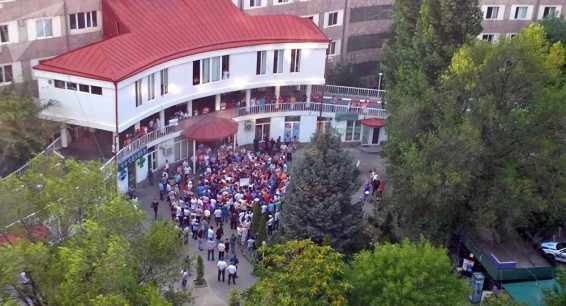 Дело о махинациях в ереванском медцентре: сват Сержа Саргсяна объявлен в розыск