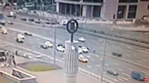 VIDEO: машина замминистра обороны насмерть сбила пешехода на Кутузовском проспекте