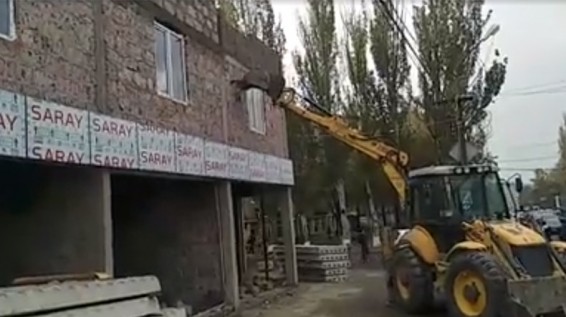 VIDEO: Решением мэра Айка Марутяна в административном районе Еревана Нор Норк демонтируют незаконные постройки