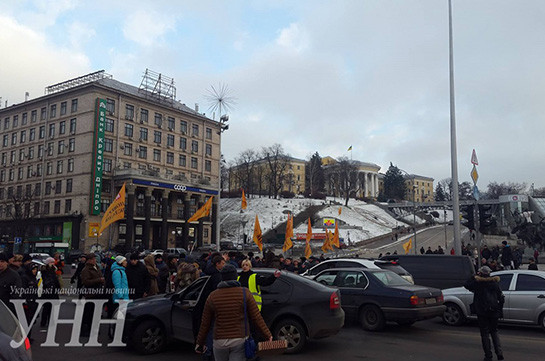VIDEO: Протестующие перекрыли центр Киева из-за отсутствия отопления