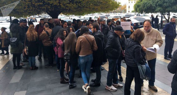Молодые ученые вышли на акцию протеста у правительства Армении