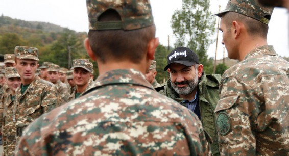 Пашинян сделал селфи на одном из боевых постов