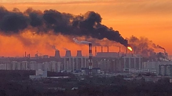 В Капотне на юго-востоке Москвы загорелся нефтеперерабатывающий завод