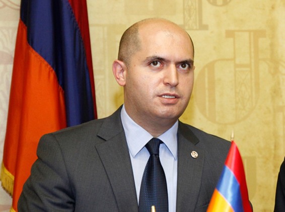 «Ես արեշցի տղա եմ. հաստատ էդ բառապաշարին շատ լավ տիրապետում եմ». Արմեն Աշոտյանը` իր հասցեին հնչող հայհոյանքներին հակադարձելու մասին