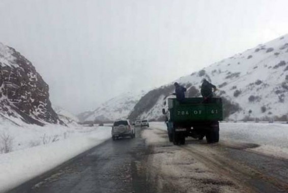 На автодорогах Мегри и Гориса снегопад