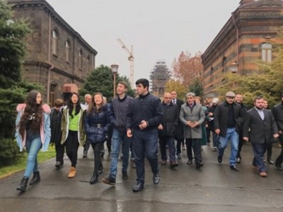 «Մենք» դաշինքի ղեկավարները Էջմիածնում Կաթողիկոսի հետ մասնակցել են ժամերգությանը