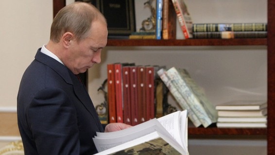 Буквы власти: какие книги читают Путин и Трамп